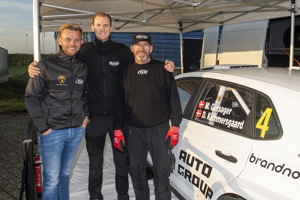 'Mine to mekanikere Arne og Oliver sørgede for at klargøre rallybilen,' siger Marco Gersager.
(Foto: Jokum Tord Larsen)